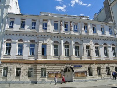 Главный дом городской усадьбы, конец XVIII - начало XIX вв., 1847 г., 1884 г., архитектор А.П.Попов. С 1884 г. - женская гимназия З.Д.Перепелкиной. Здесь в 1900-х гг. жил архитектор К.М.Быковский, учились М.И.Цветаева и В.Холодная