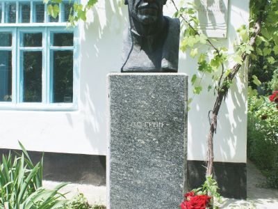 Памятник А.С.Грину (скульптор Т.А.Гагарина, архитектор И.Г.Лоханов)