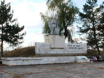 Братская могила советских воинов и памятный знак в честь воинов-односельчан, погибших в годы Великой Отечественной войны