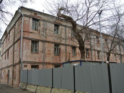 Главный дом - доходный дом, сер. XVIII в., 1878 г., 1900 г. Здесь 25 декабря 1871 г. родился композитор и пианист А.Н.Скрябин