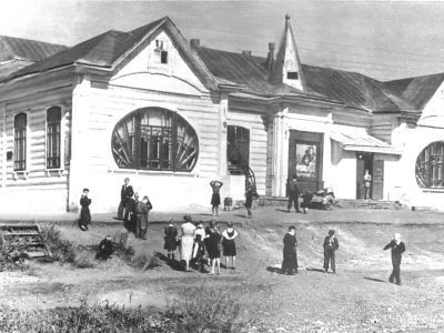 Здание Народного дома, в котором в 1917–1920 гг. проходили митинги трудящихся г. Кузнецка, съезды Советов Кузнецкого уезда, здесь в 1920 г. было положено начало организации комсомола города и уезда