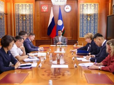 Сенокосная кампания, поддержка учителей, здравоохранение: глава Якутии провел планерное совещание