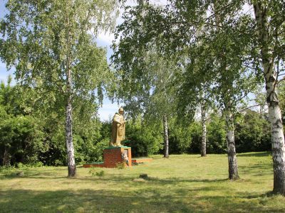 Братская могила советских воинов, погибших в боях с фашистскими захватчиками в 1943 году. Захоронено 7 человек, имена установлены. Скульптура советского воина