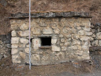 Склеп полуподземный с гладкой фасадной стеной 3