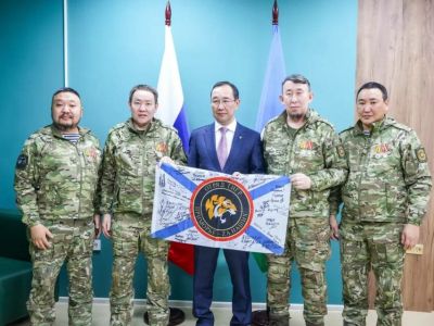 Глава Якутии вручил госнаграды добровольцам-госслужащим, вернувшимся с СВО
