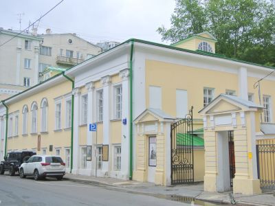 Дом, в котором с 1921 по 1938 гг. жил Станиславский Константин Сергеевич. В доме - музей К.С.Станиславского