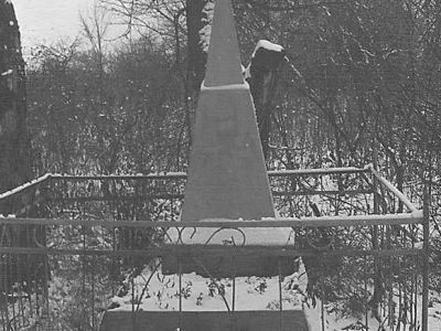 Две одиночные могилы советских воинов, погибших в бою с фашистскими захватчиками в 1943 г.