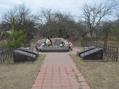 Памятное место, где 16 июля 1941 г. произошел первый на Смоленщине бой партизан с немецко-фашистскими захватчиками. Командир отряда М.Н.Шульц