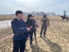 «Надо разбудить то, что есть у якутов»: чемпион мира по конной стрельбе из лука провел мастер-класс