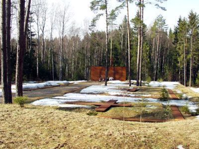 Братская могила военнопленных польских офицеров, расстрелянных гитлеровцами в 1941 г. Установлен обелиск.