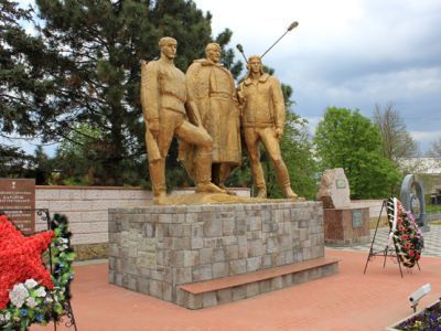 Братская могила воинов, погибших в годы гражданской и Великой Отечественной войн