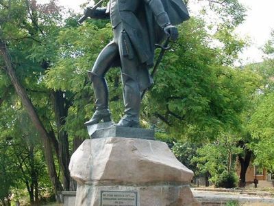 Памятник А.В.Суворову (скульптор B.C.Гордеев, архитектор  А.А.Полегенький,  художник  П.Г.Владарский)