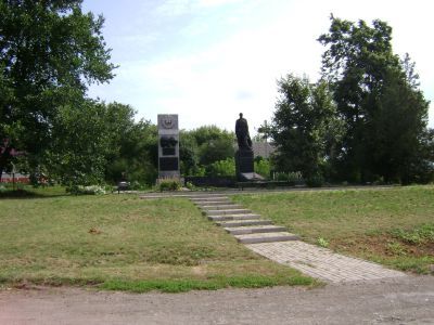 Братская могила советских воинов, погибших в боях с фашистскими захватчиками в 1943 году. Захоронено 135 солдат, имена установлены. Скульптура советского воина с венком