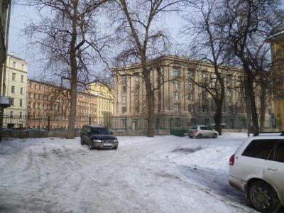 Сад перед западным фасадом Главного корпуса