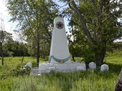 «Братская могила, в которой похоронены коммунисты и комсомольцы, погибшие при подавлении кулацко-эсеровского мятежа в 1921 г. (более 300 человек)»