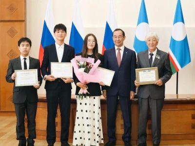 Стобалльники школ и ссузов получили премии от главы Якутии