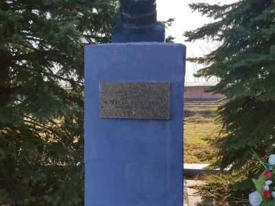 Памятник-бюст Герою Советского Союза А.Д. Данилову. Сооружен из железобетона