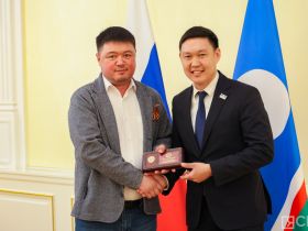 В Якутии отметили День радио и наградили работников связи