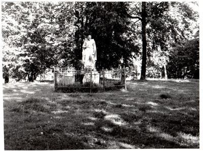 Братская могила советских воинов, погибших в боях с фашистами