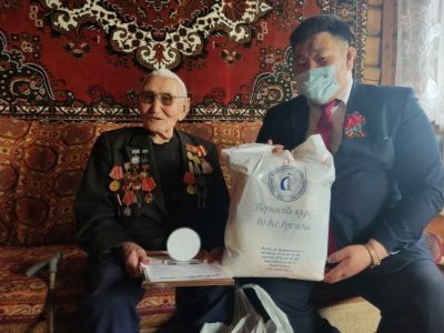 Сергей Ларионов и коллектив ПАО «ЛОРП»поздравили ветеранов Амгино-Майского избирательного округа