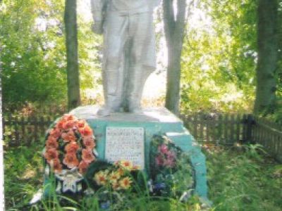 Братская могила 7 советских воинов, погибших в 1941 г. в бою с немецко-фашистскими захватчиками