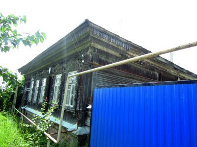 Жилой деревянный дом с резьбой