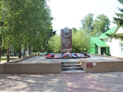 Братская могила советских воинов, погибших в боях с фашистскими захватчиками в 1943 году. Захоронено 63 человека, имена установлены. Обелиск