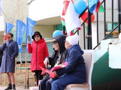Артисты якутской эстрады поздравили с Днем Победы ветерана Мартына Григорьева