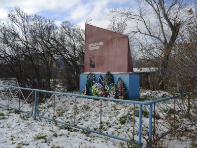 Братская могила участников гражданской войны (захоронено 63 человека), бойцы полка «Красные орлы» и Волынского полка