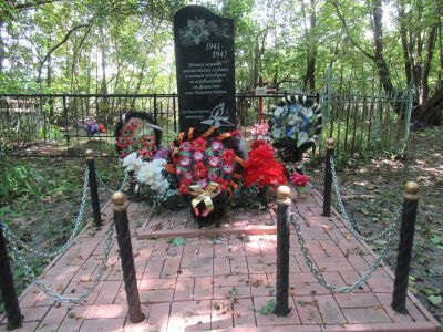 Братская могила советских воинов, погибших в боях с фашистскими захватчиками в 1943 г.