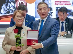 Награждены работники и ветераны отрасли связи в честь 95-летия якутского радио