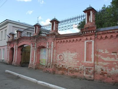 Ворота и часть стены усадьбы Т.Е.Углицких