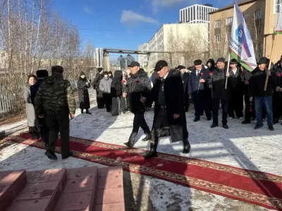 В Якутске возложили цветы к стеле «Отец и сын»