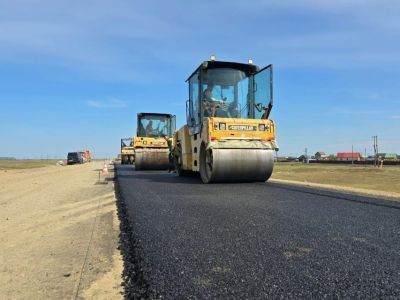 Дорожники асфальтируют шестикилометровый участок дороги к микрорайону Кангалассы