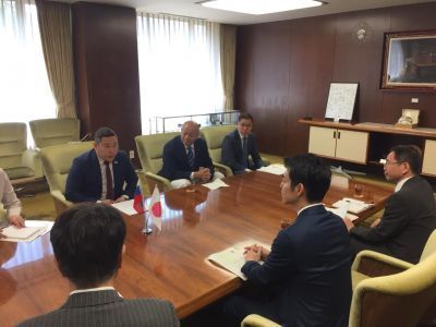 Министр по внешним связям и делам народов встретился с новым губернатором префектуры Хоккайдо