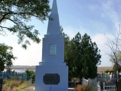 Братская могила советских воинов