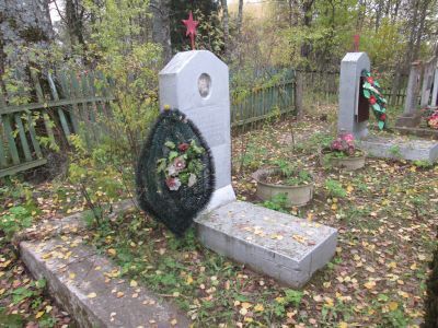 Могила Каплина Николая Васильевича (1917-1942), военного инженера, погибшего в бою с немецко-фашистскими захватчиками при освобождении д. Борода. Установлен памятный знак (надгробье)