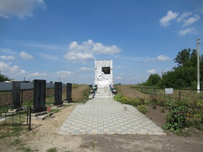 Братская могила советских воинов