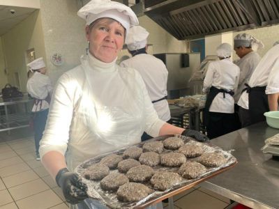 Студенты АГАТУ приготовили рыбные котлеты для участников СВО