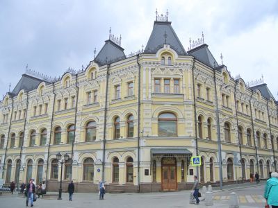 Торговый дом С.М. и П.М.Третьяковых с помещениями банка "Лионский кредит", 1889-1892 гг., 1908 г., архитектор А.С.Каминский. Здесь располагались популярный художественный магазин фирмы И.Дациаро, магазин "Энфильд" при котором находился первый Московский к