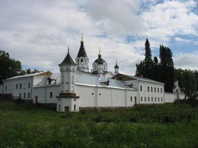 Ограда с 4 угловыми башнями и воротами