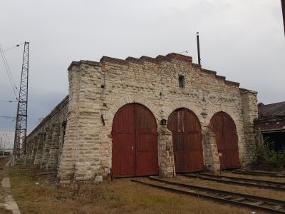 Каменное одноэтажное здание железнодорожного депо конца XIX - начала XX века, ныне действующее