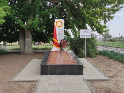 Братская могила советских воинов, погибших в период Сталинградской битвы