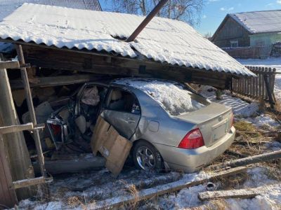 В селе Сунтар в Якутии водитель врезался в баню частного дома