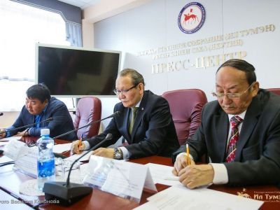 В Ил Тумэне обсудили развитие парламентаризма в Якутии