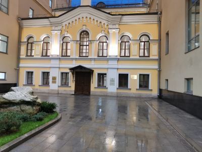 Восточный и западный фасады главного дома городской усадьбы М.Ф. и Н.М.Каменских второй половины XVIII в. - 1880-х гг., архитектор С.В.Федоров. Здесь в XIX - начале XX вв. располагалось Земледельческое училище с церковью свв. Кирилла и Мефодия