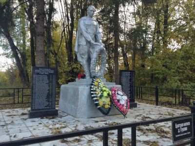 Братская могила советских воинов, погибших в боях с фашистами