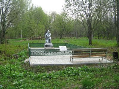 Братская могила школьников Александра Глинкина / 1923-1941/ и Виктора Миронова /1927-1941/, расстрелянных немецко-фашистскими захватчиками