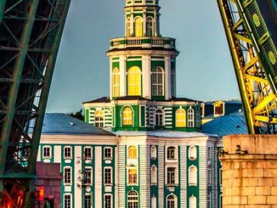 Развод мостов с воды: огни ночного Петербурга и музыка на теплоходе