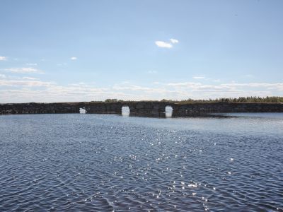 Валунная дамба между островами Большой Соловецкий и Большая Муксалма
